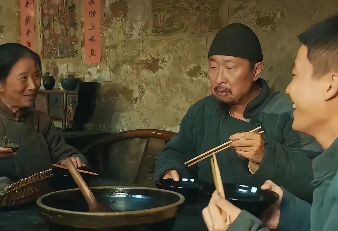 追剧《生万物》，老伴说，这封二家有18亩地，怎么家里人把白面当金子，舍不得吃，餐