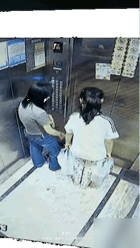 “缺德到家了！”安徽一对母女在小区搭电梯回家，电梯上到31楼，当电梯门打开时，女