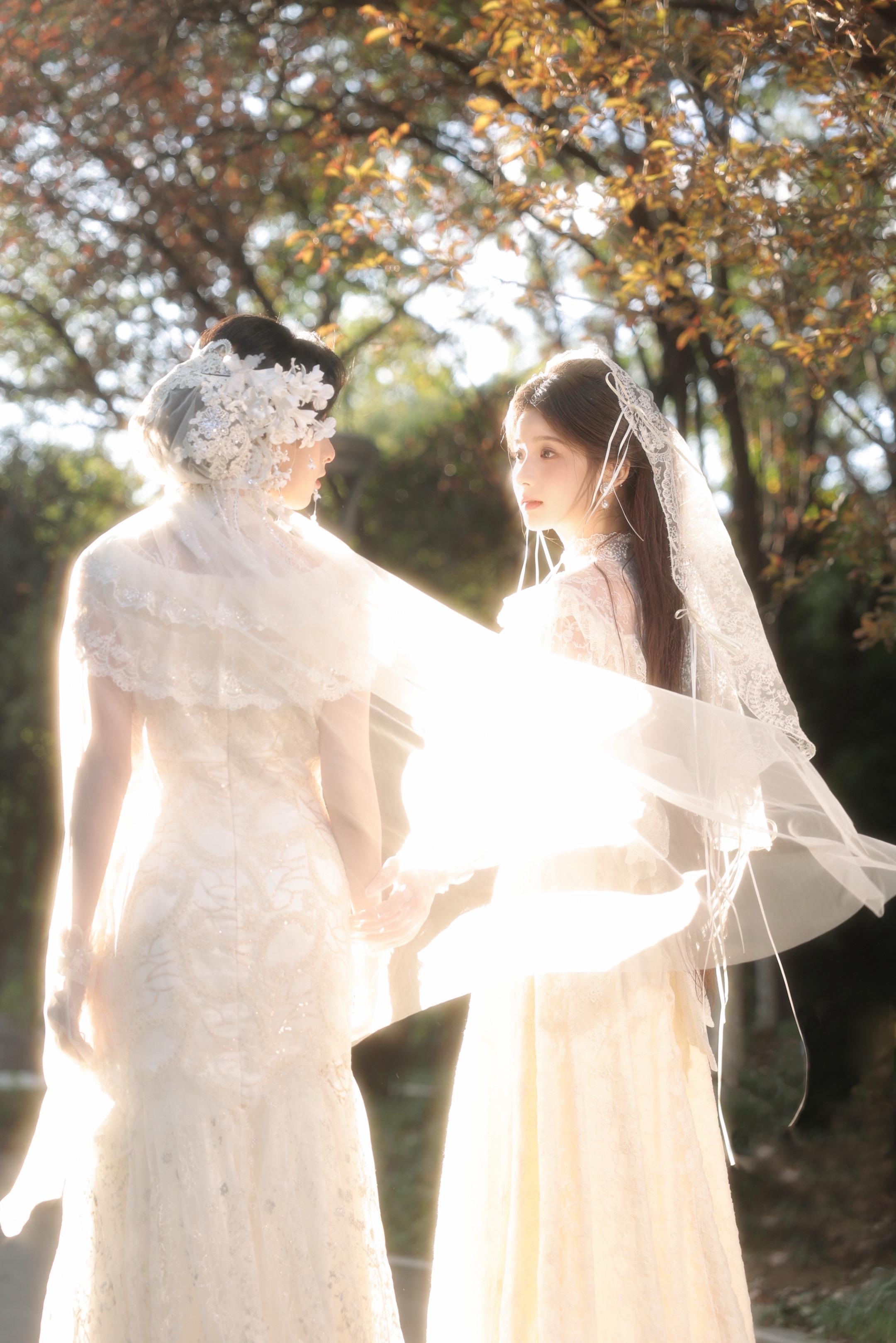 “如果世界太吵，我们悄悄幸福就好”