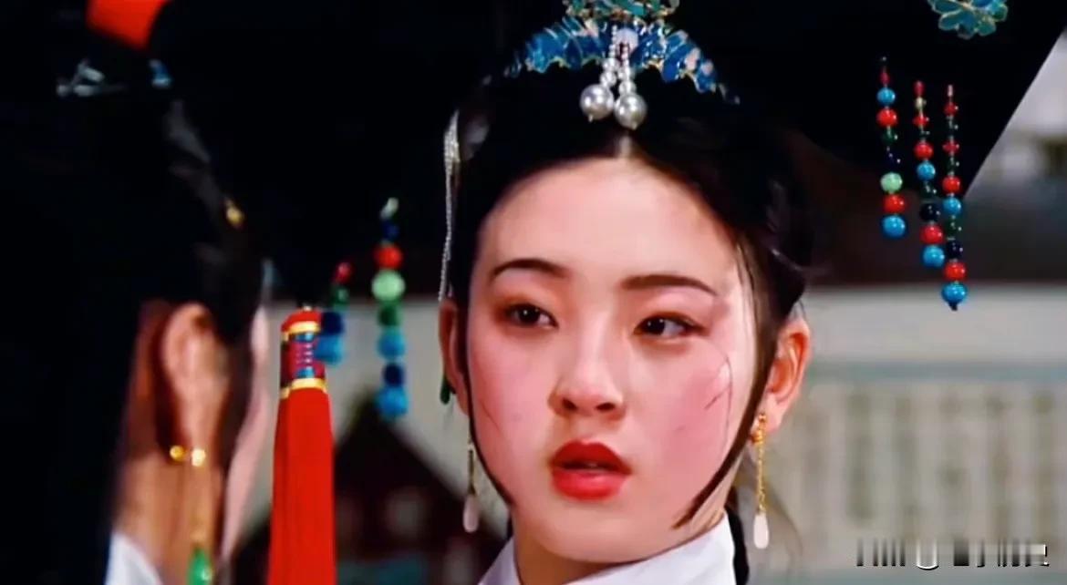 慈禧：哟！这就是从大清门抬进来的货色？
皇后：什么叫枕头风？
慧妃：枕头风你都不