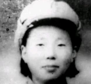 1945年，小战士张明被日军抓捕，日军将他打的劈开肉绽，日军休息时，负责看管的老