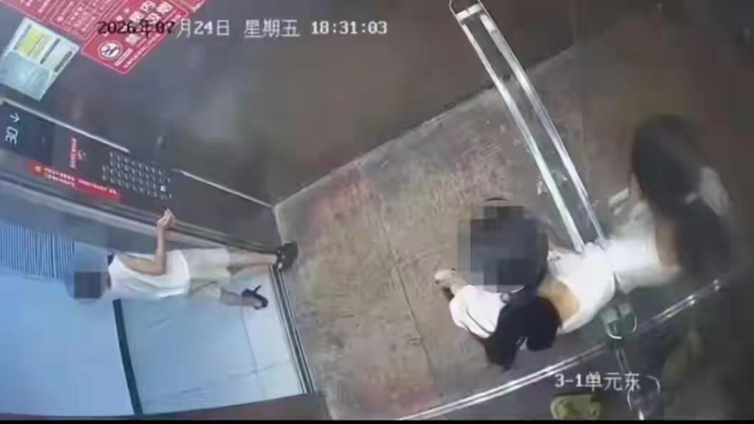 每一个熊孩子的背后都有一个不讲理的父母。两个女子在电梯里扭打在一起，就是源于一个