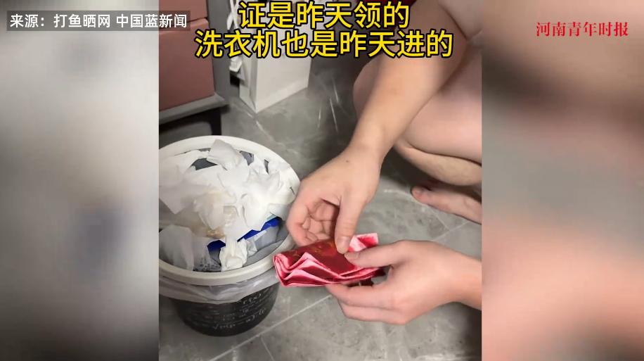 笑不活了！8月31日，浙江杭州，一对情侣在七夕节领完结婚证后，喝酒庆祝，因为喝的