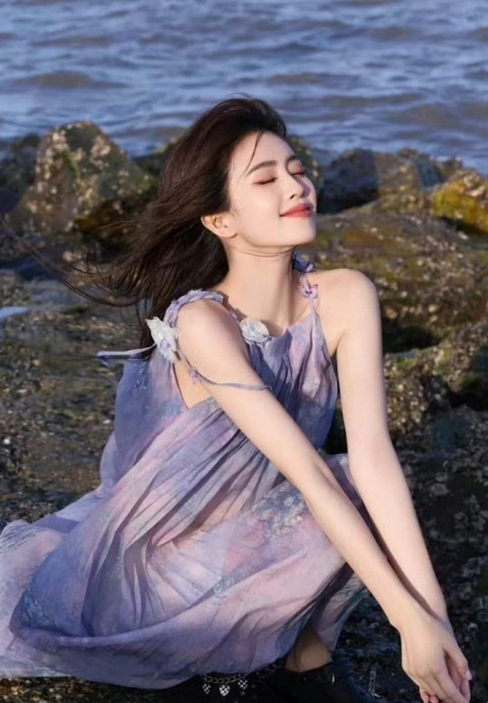 叶璃登顶白鹿给自己放了一天假白鹿真的好稳，每部剧输出都在线，这次断层登顶太争气白