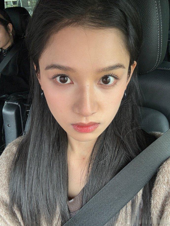 张婧仪六月最后一天还穿大衣张婧仪晒plog告别六月 张婧仪六月最后一天穿大衣晒p