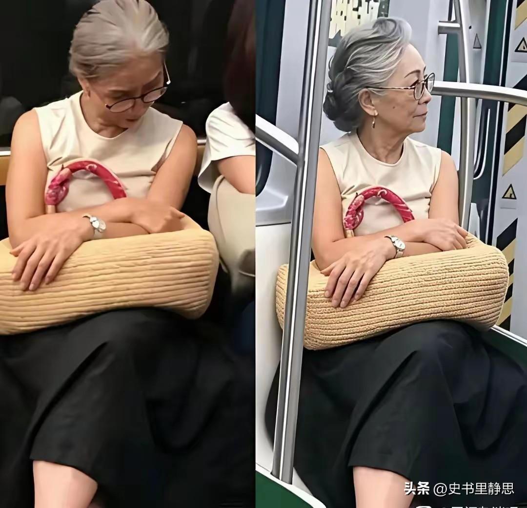 地铁上的这位老奶奶，狠狠刷新了我对“优雅”的认知。没有花裙子，没有夸张配饰，一头
