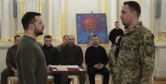 惊天换帅！
泽连斯基"禅位"布达诺夫，是保权还是保命？扎卢日内伦敦磨刀，内战阴影