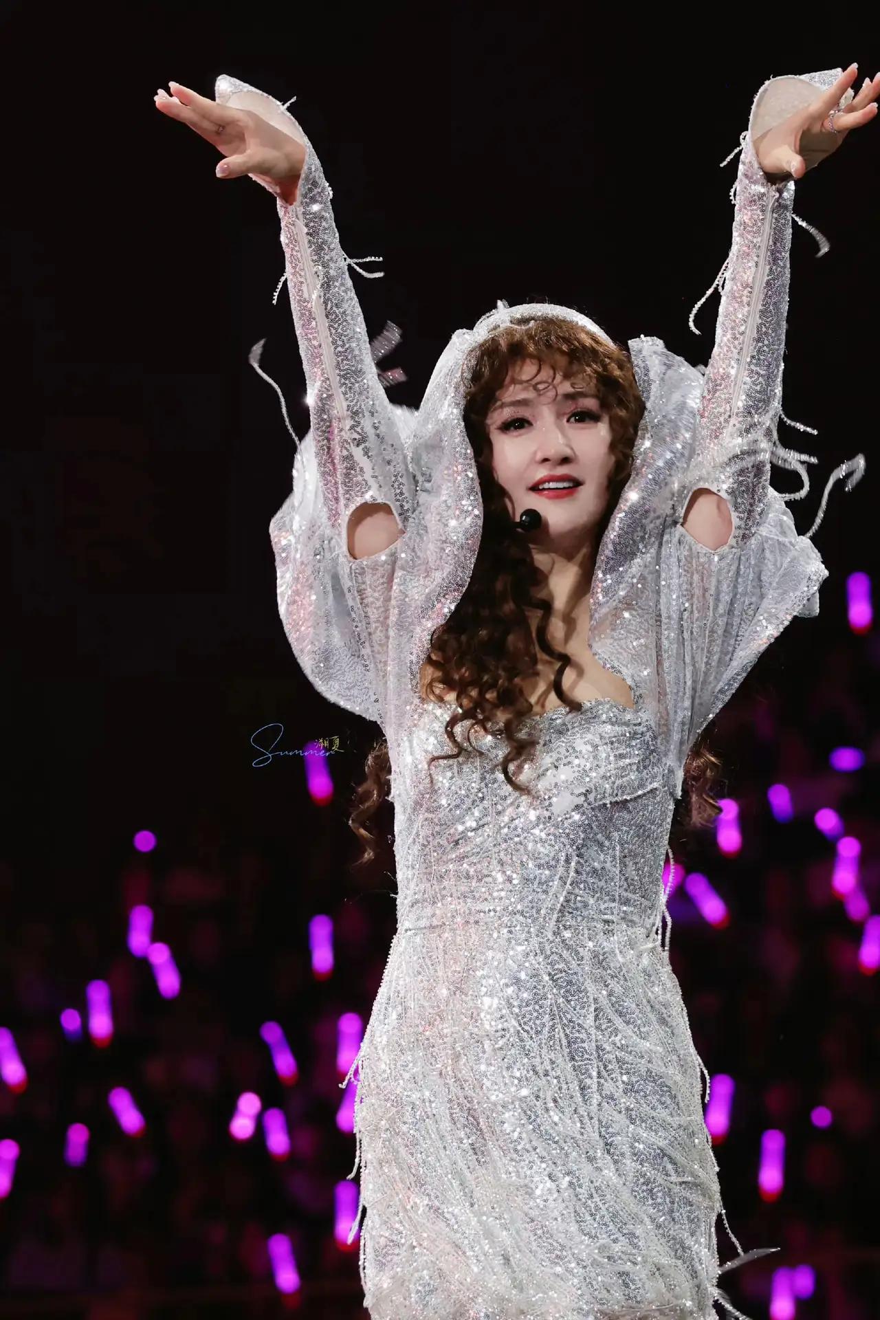 谢娜这场演唱会，与其说是演出，不如说是内娱人情世故大型展览。
 
台上唱到跑调，
