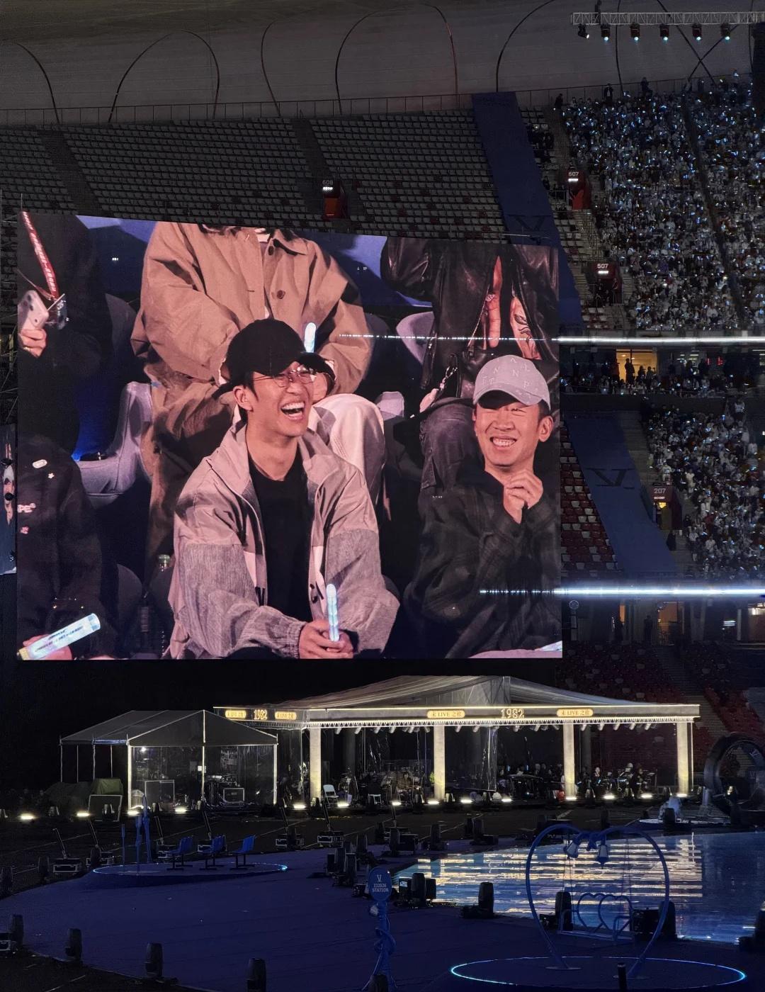 这么疯狂飞吻吗这是哈哈哈哈哈哈哈
“刚刚在我上一个在鸟巢开过演唱会…”张杰你真的