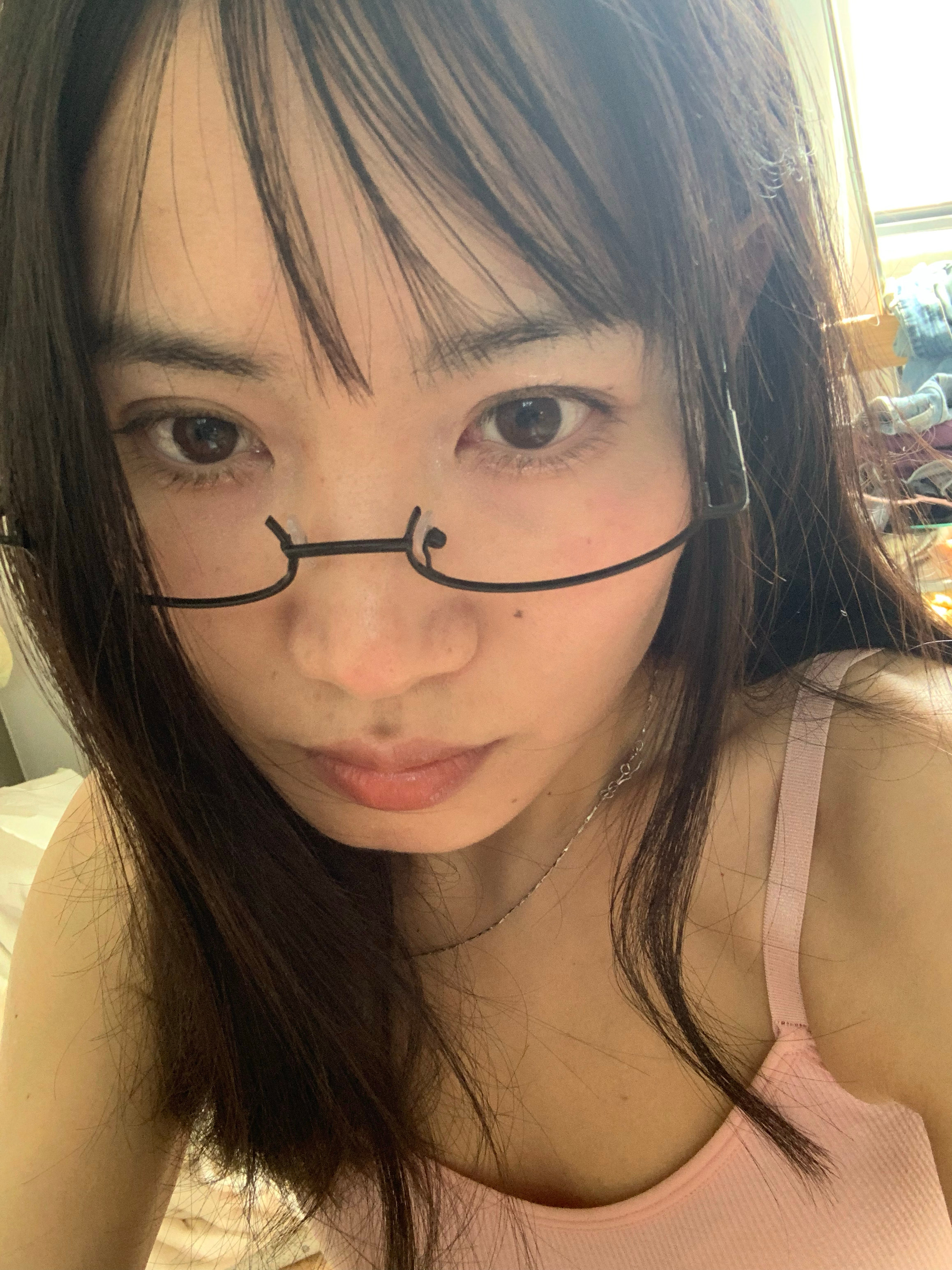 习惯了戴这个眼镜但是看起来笨笨地小女孩。 ​​​