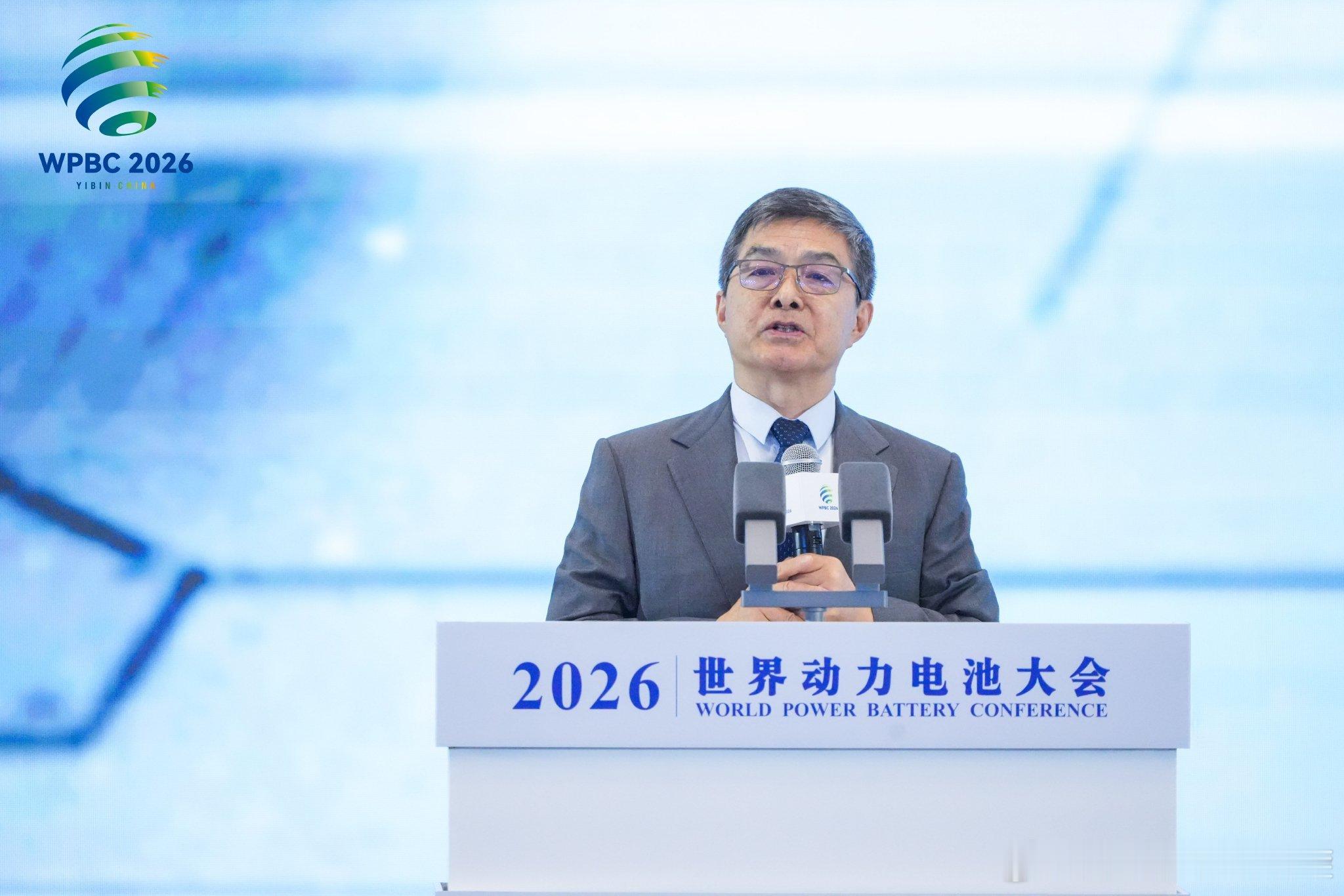 很多自媒体笃定第二代刀片电池换了磷酸锰铁锂。回到技术本身，更大概率走的是高压实改