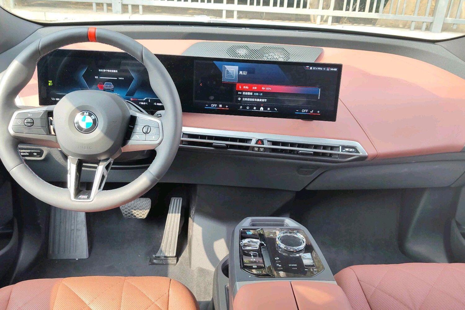 23款 改款 iX xDrive M60风暴灰外观，橄榄叶鞣制真皮内饰设计，栗果