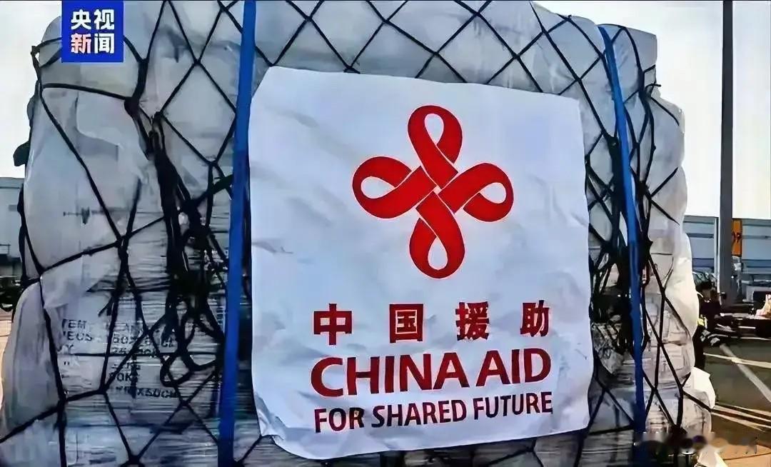 这年头最讽刺的双标，
就是新加坡一边把印度手抓饭吹成多元包容的文明象征，一边把潮