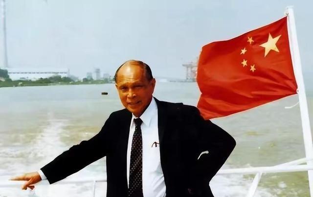 1950年，霍英东去澳门追查遭劫物资，可他刚到澳门码头就被海盗用枪顶头：“再嚷嚷