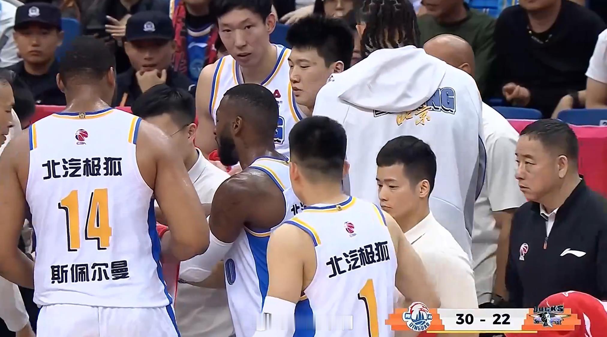 青岛男篮vs北京男篮 首钢从第一节3分22秒开始，5分34秒，被打了一个20-2