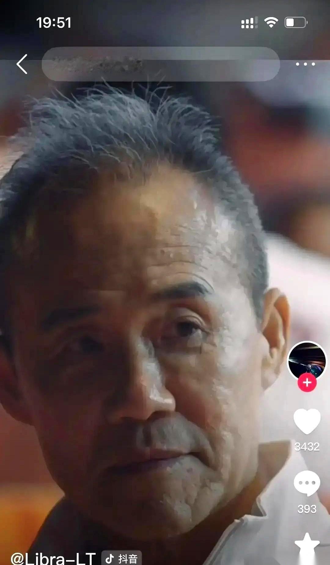 一张照片，杀伤力真的太强了。
74岁的王石，一个人坐在餐厅里，盯着窗外的雨。
同