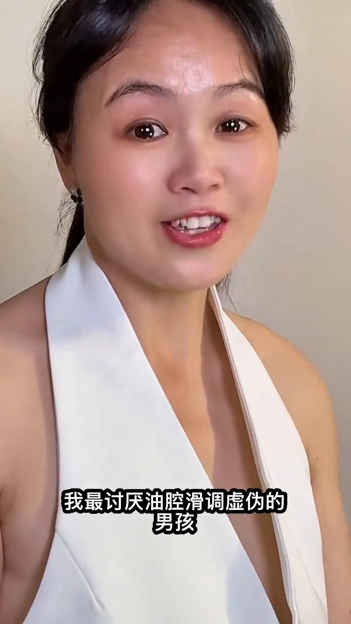 我最讨厌油腔滑调虚伪的男孩，说什么什么爱你在心头难开。我最喜欢脚踏实地真正的男孩
