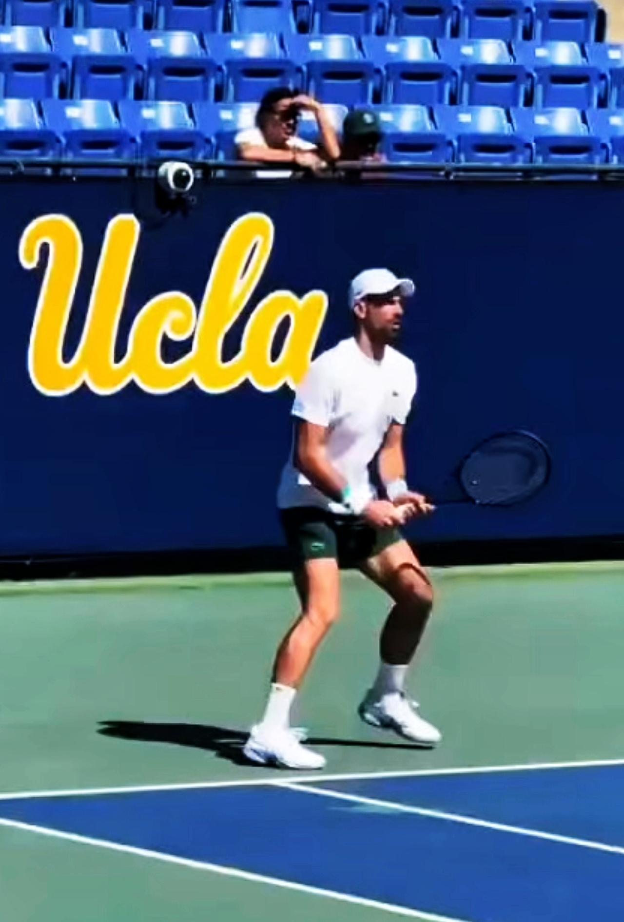 巨头德约科维奇已前往美国加州
         北京时间2月28日传来巨头德约科