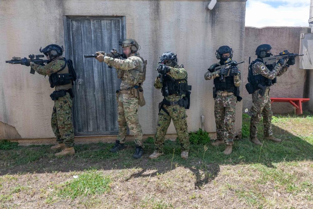 日本海军特种部队、美国海军海豹突击队和印度海军马科斯在环太平洋 2024演习 期