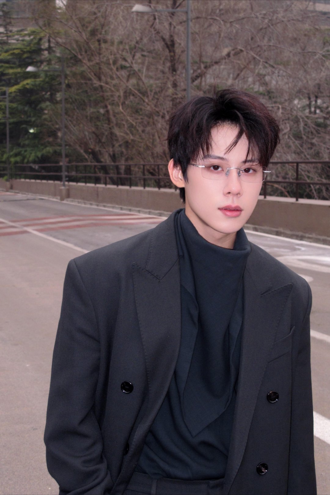 周奇提到肖战对他的帮助周奇真的很好，懂得感恩大家的帮助。每一部剧都是剧抛脸，太棒