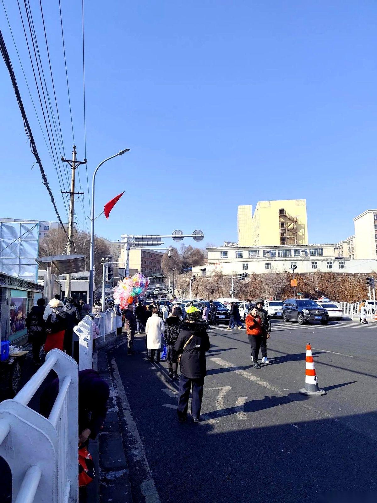 我的天，今天全乌鲁木齐的车，是不是都约好了开到水磨沟来了？
堵在路上的时候，真的