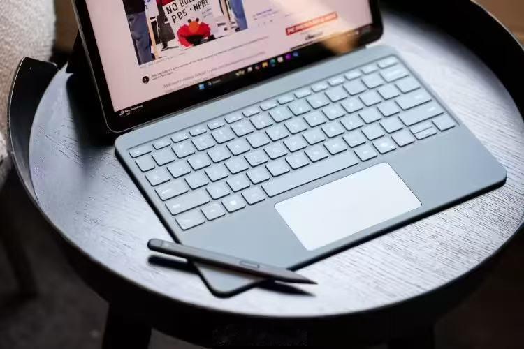 受全球内存（RAM）供应紧缺影响，微软近期上调了全系 Surface 设备的官方