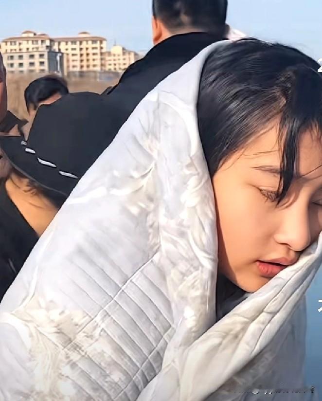 一个四岁的小男孩，不小心掉进了冰窟窿。一个十三岁的小女孩，救人后就悄悄的离开了！