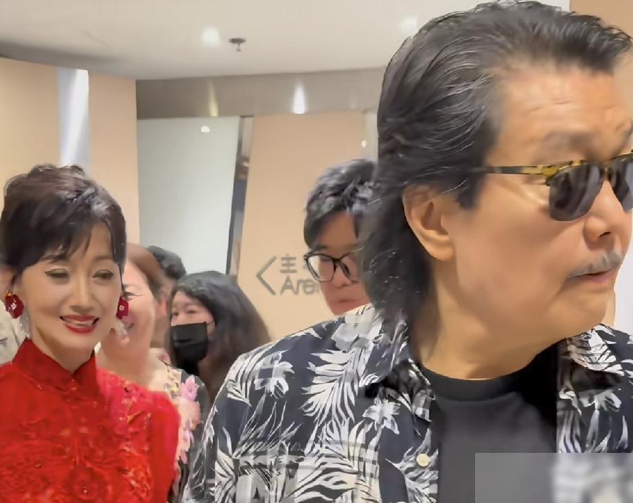 6月12日，赵雅芝参加完米雪的演唱会之后，和老公黄锦燊一同露面。有现场画面显示，