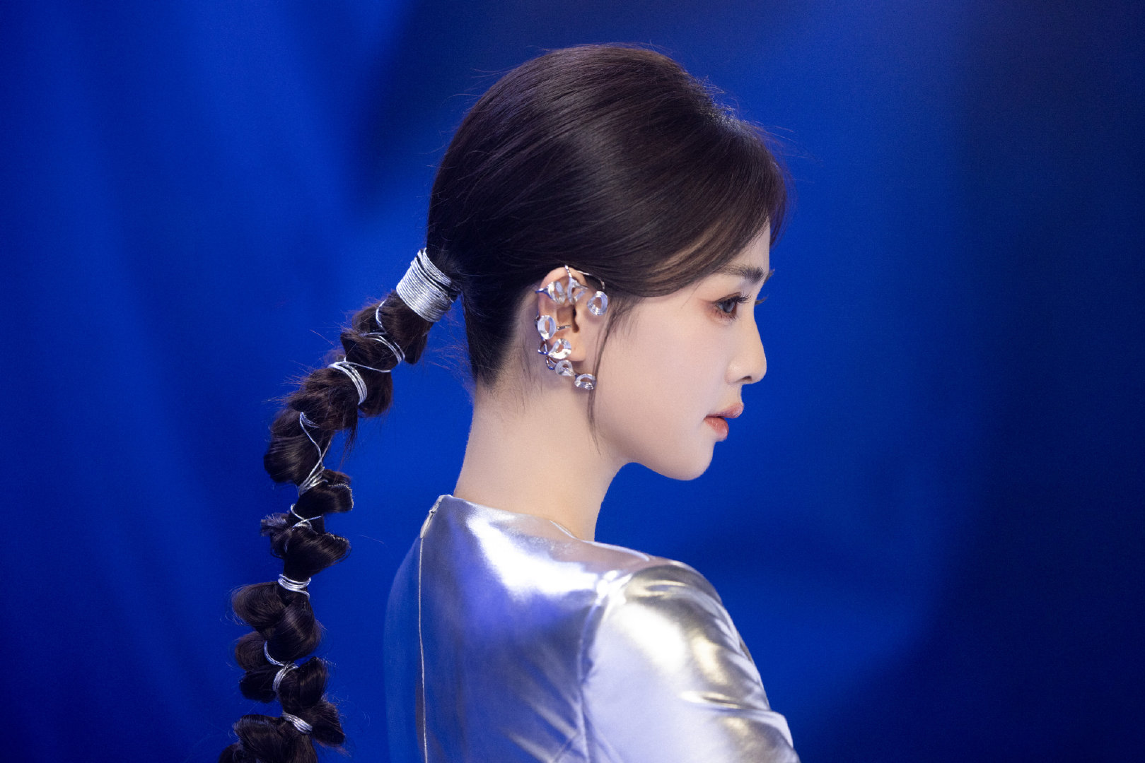 白鹿科技感未来女战士白鹿银色全包耳钉 白鹿银色全包耳钉，科技感未来女战士既视感 