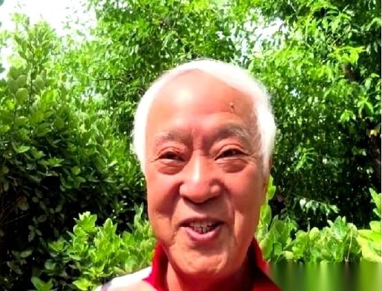 2009年，常宝华收徒宴，25桌大腕儿，觥筹交错。
牛群突然站起来，手里的酒杯往