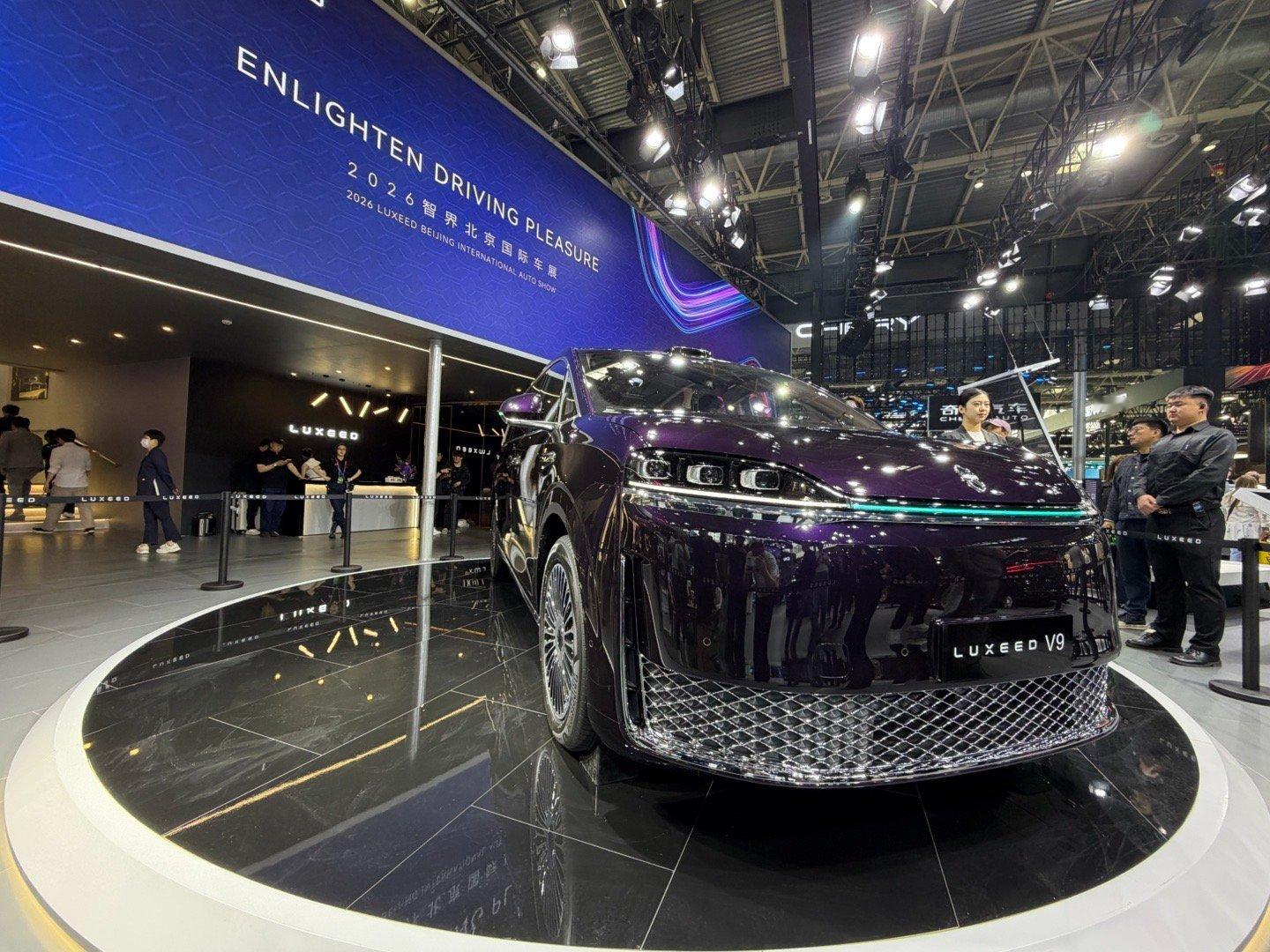 余承东水哥聊为什么选择智界V9不仅面子大，里子更细，能守护全车人安全，空间百变随