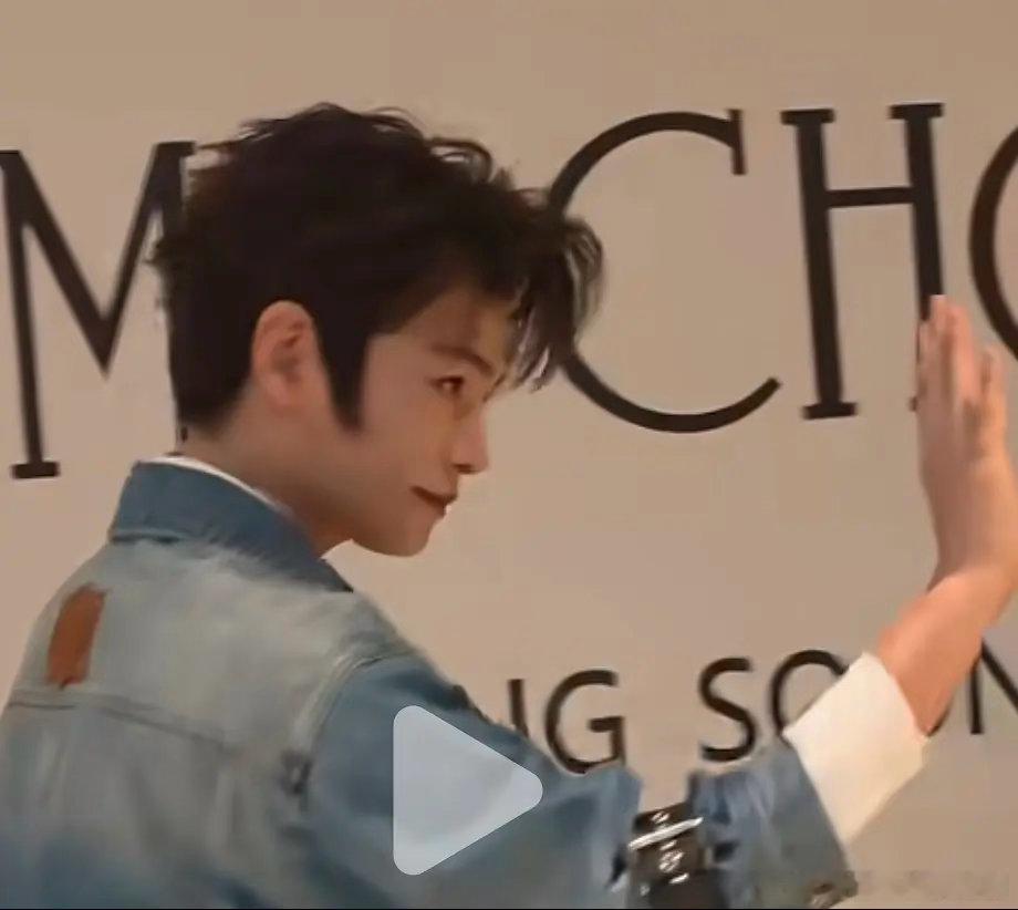 丁程鑫这鬓角略显滑稽 