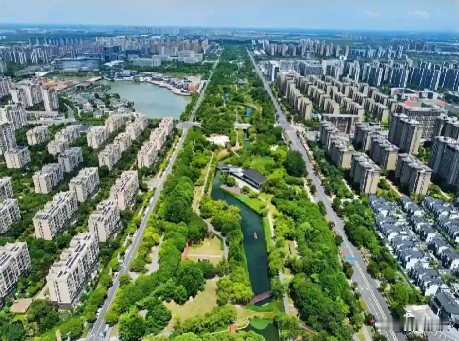 第一次来到芜湖
芜湖是安徽省GDP第二
安徽的经济发展真快，比北方一些省份强多了