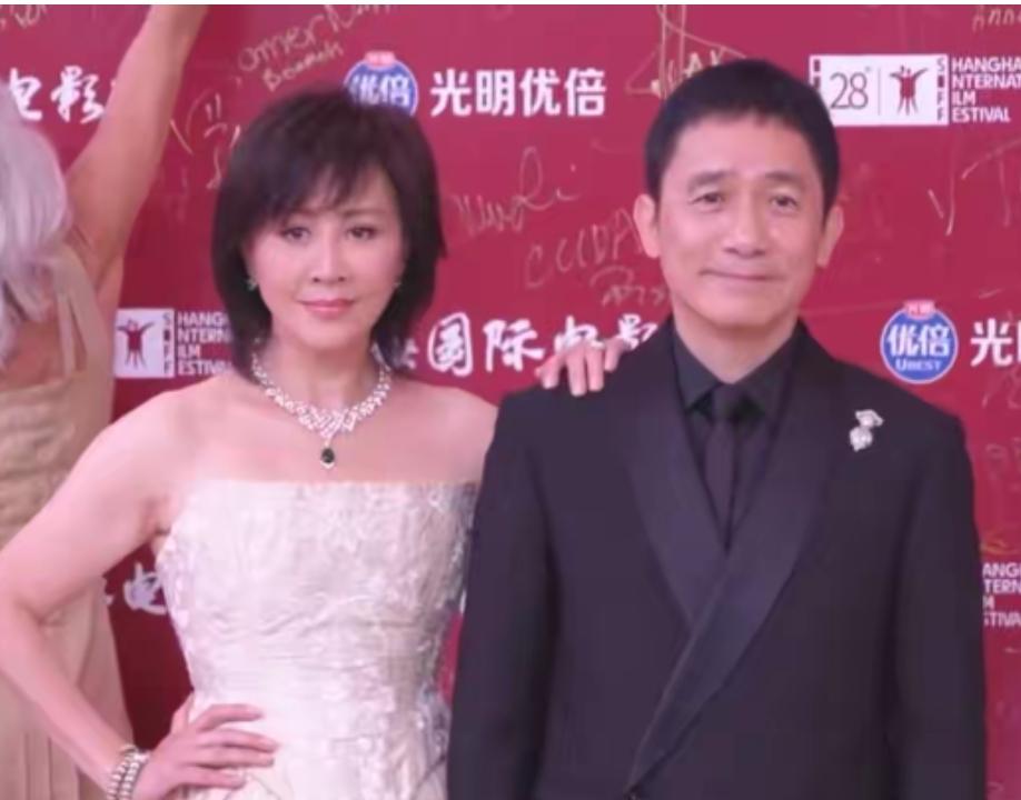 上影节开幕红毯：高圆圆全场最美，沈腾耍宝，高叶性感腰臀比太绝
娱乐