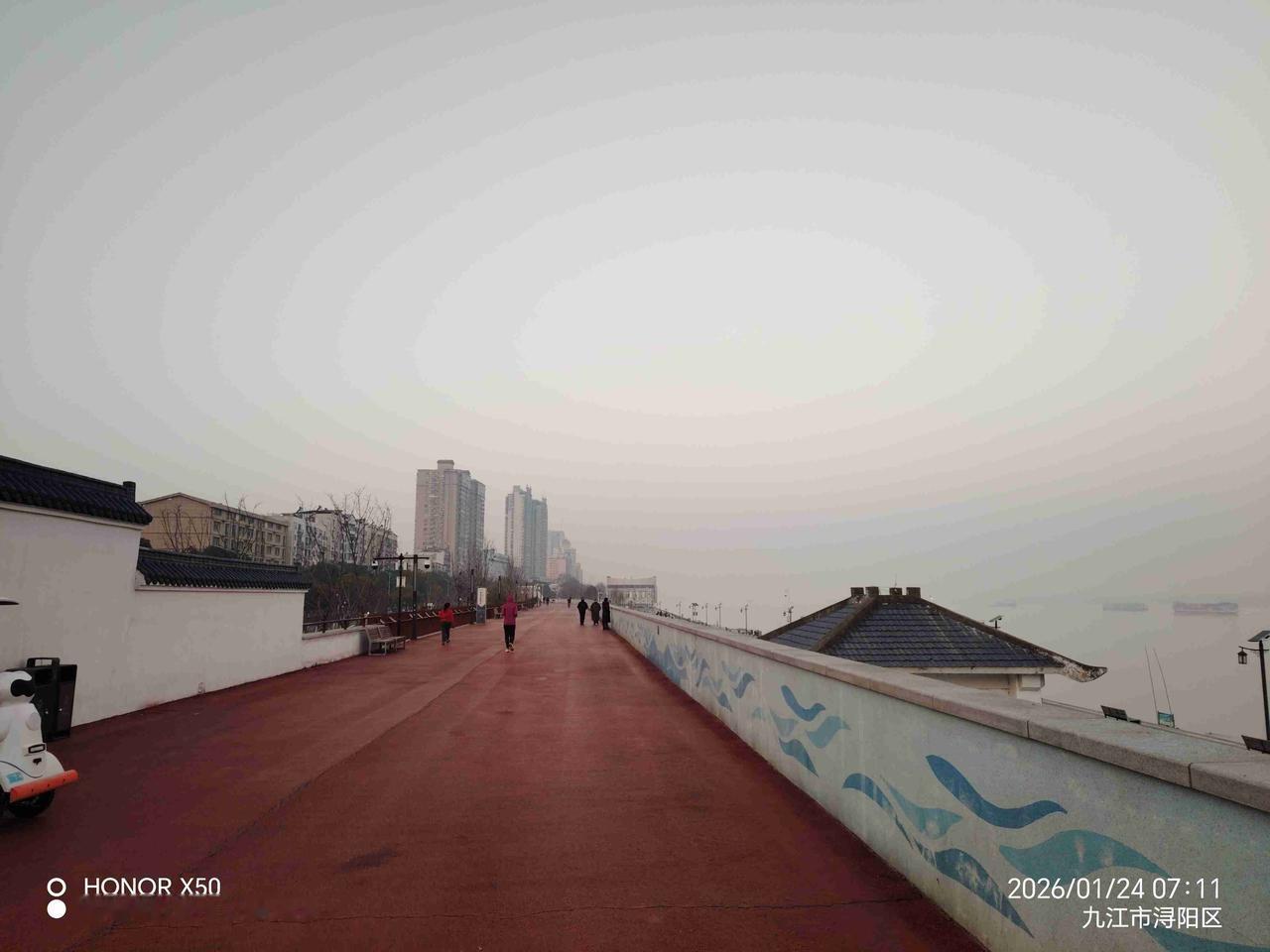 我的今日状态：😁轻松愉快
我这里的天气：🌤️多云2026年1月24日长江岸边