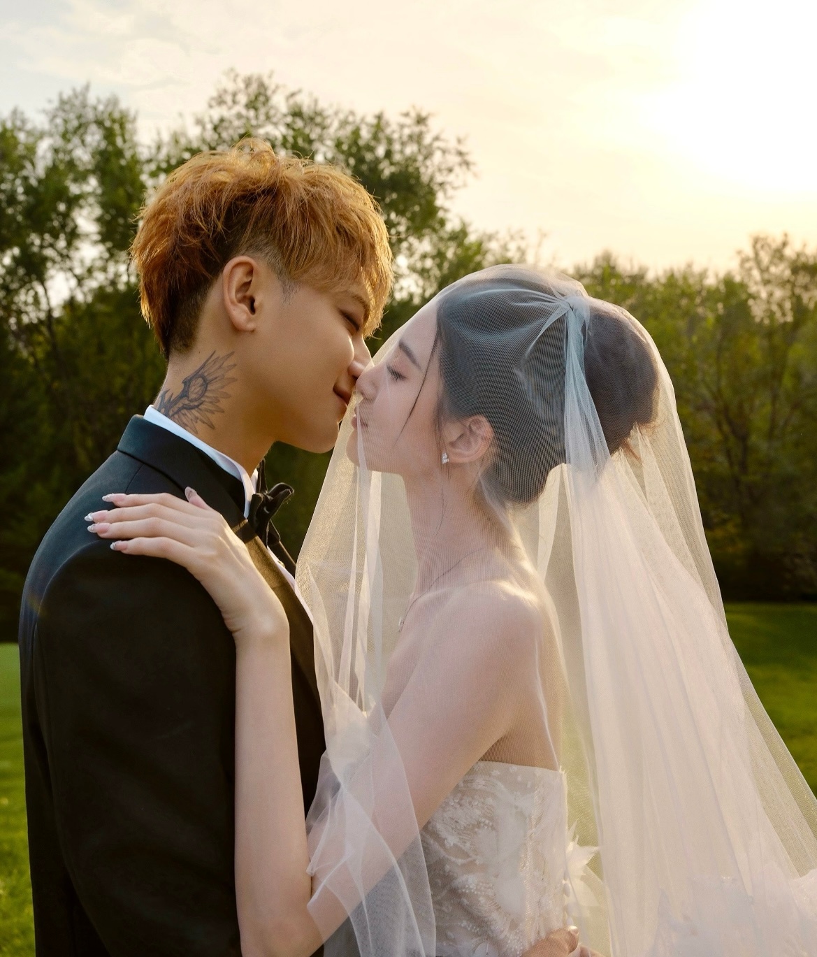 马代偶遇黄子韬徐艺洋网友问黄子韬徐艺洋愿意合照吗 好幸福的一对璧人不过我也想要马