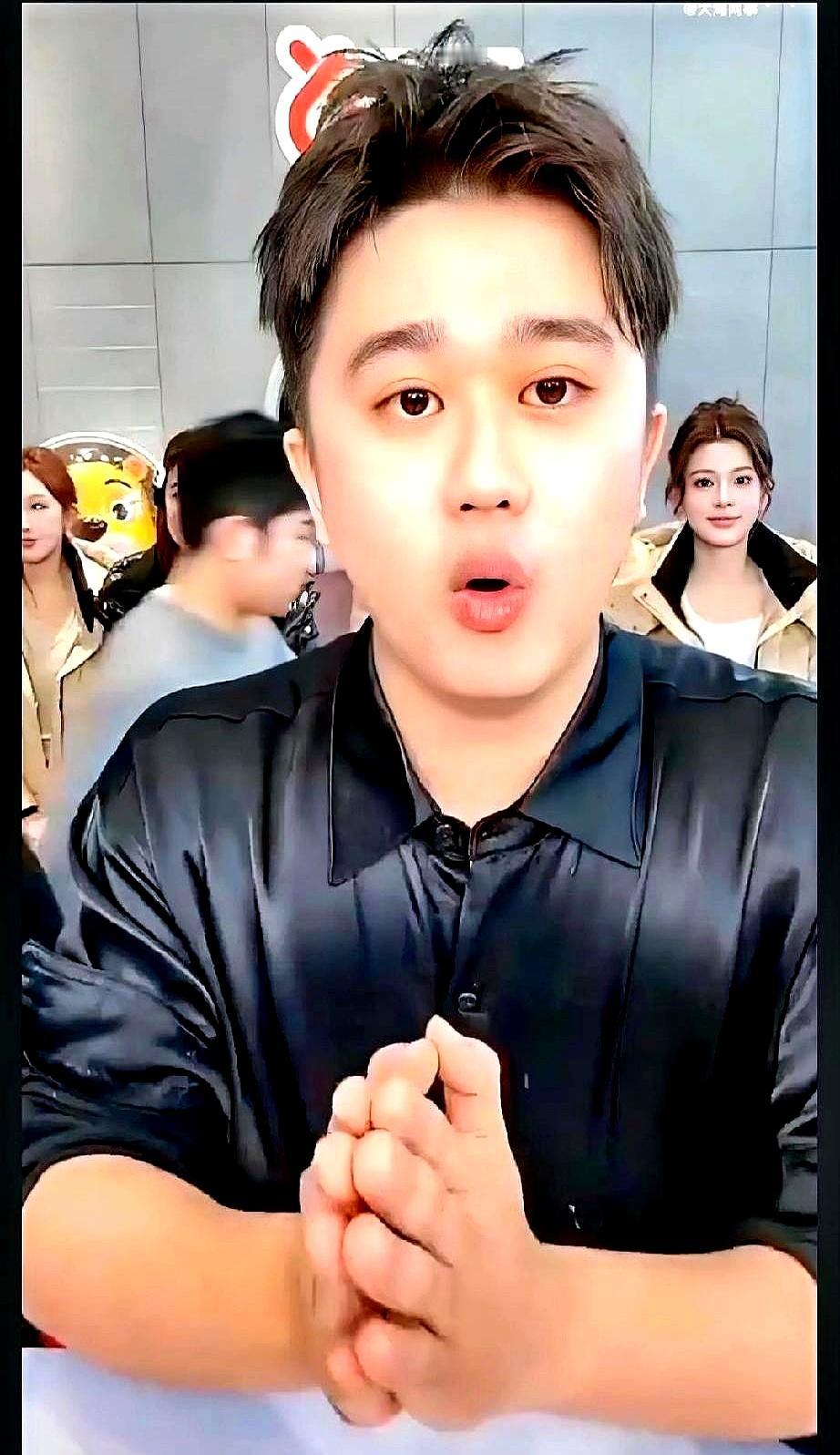 这边徒弟刚破亿，那边背叛师门的师妹，直播间人气快跌破6万。
 

人家赵梦澈揣着