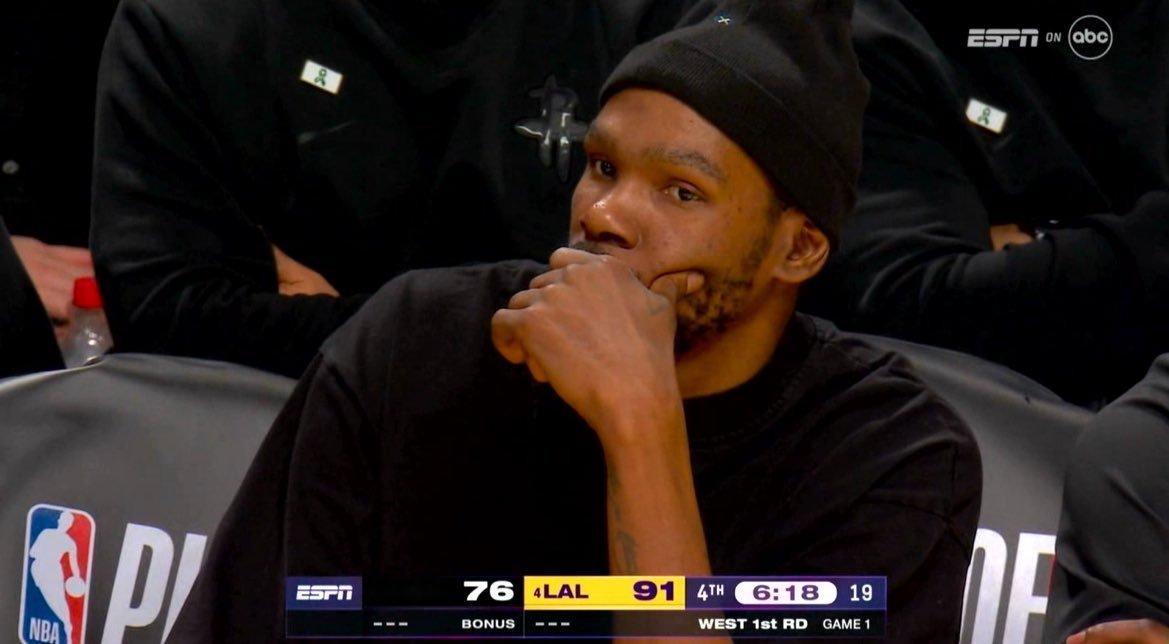 杜兰特看火箭进攻…… 