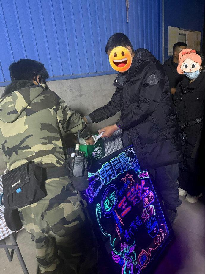 王楚然请剧组喝鸡汤 冬日拍摄的小确幸！王楚然给《明月录》剧组送深夜鸡汤，户外的寒