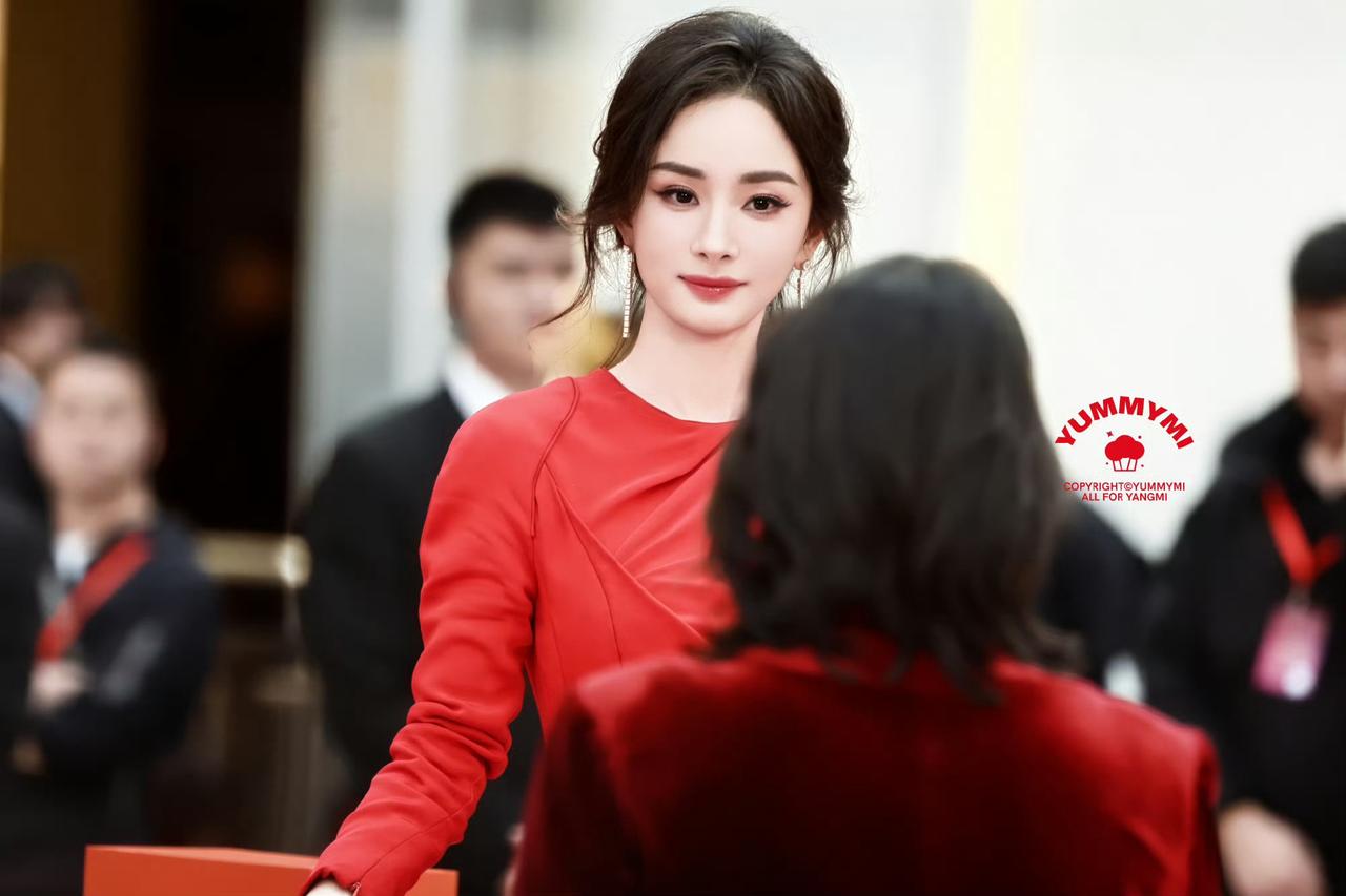 杨幂被叫“妈咪”：娇羞模样可爱爆棚

在一场热闹非凡的活动现场，意外出现了超有趣