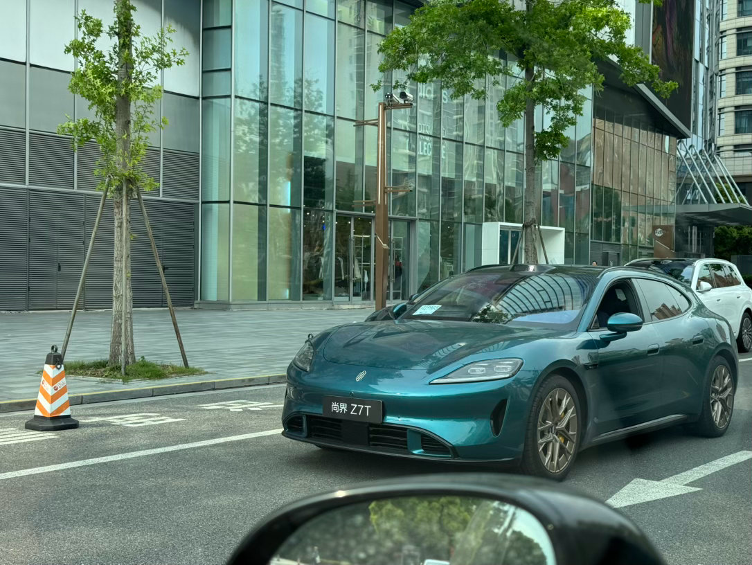 浦东LCM，尚界Z7T到店试驾试乘。小姐姐还没开出内部道路，已经打开了小蓝灯。新