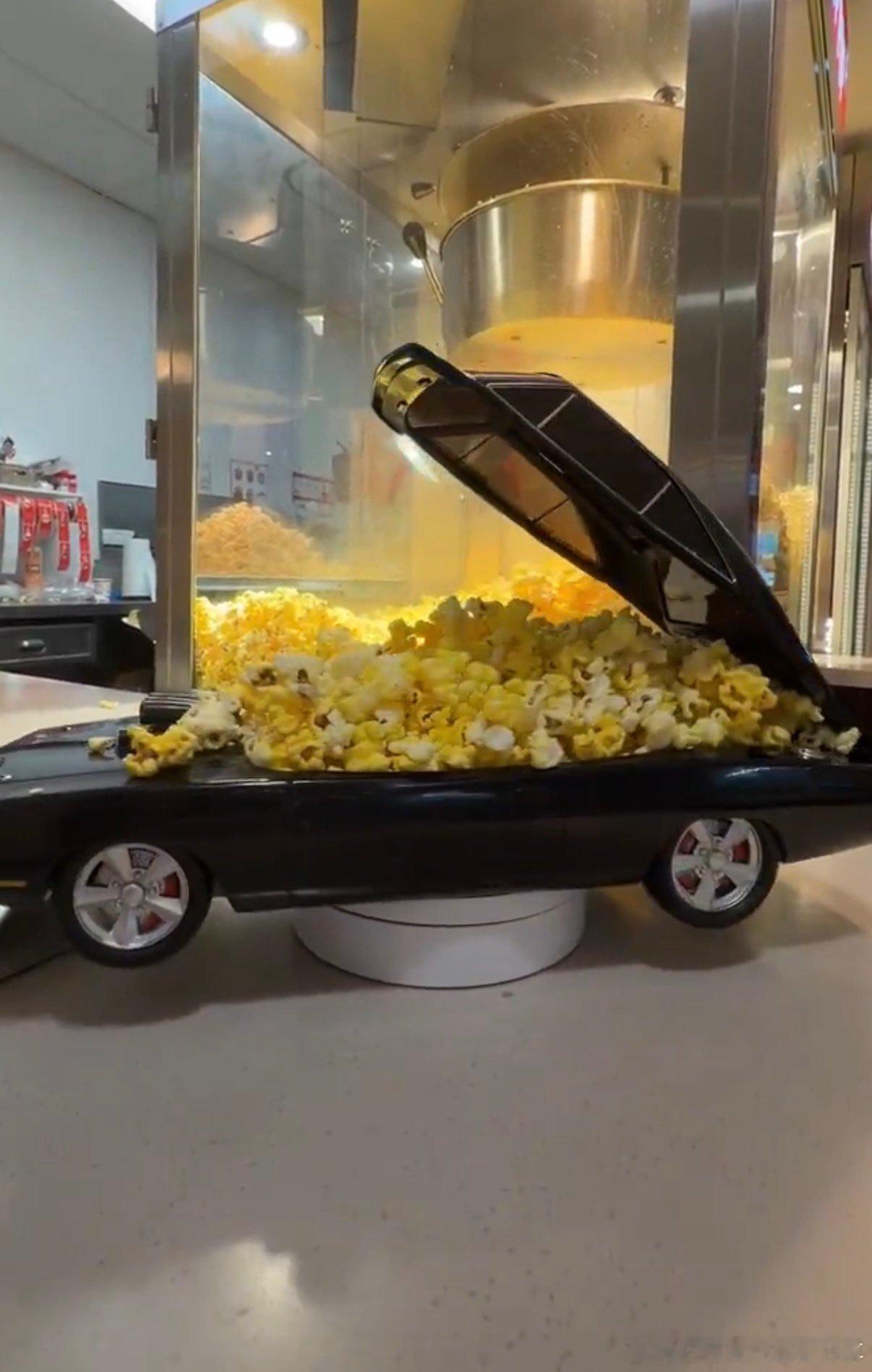 电影《速度与激情》25周年重映版专属的“FAST & FURIOUS”爆米花桶。