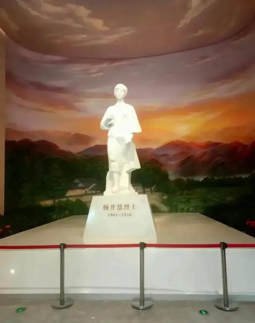 谁都不会想到吧？这也许是天意民心，这座美丽的3.8米的雕像，是由烈士杨开慧的儿子
