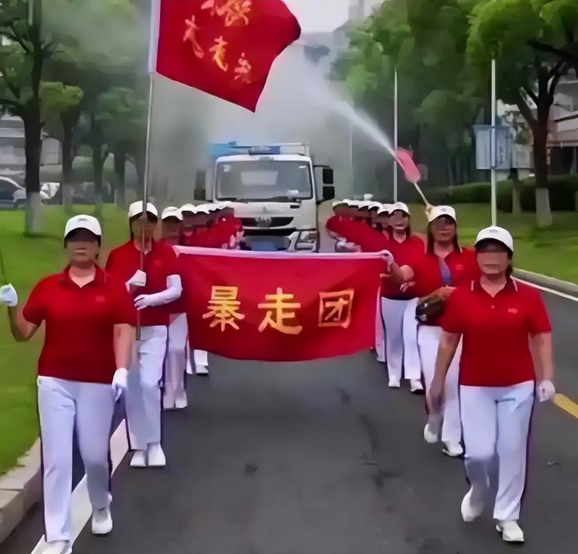 体育锻炼全民参与，增强体质、愉悦心情这是应该提倡并支持的好事。
但是应该利己也利