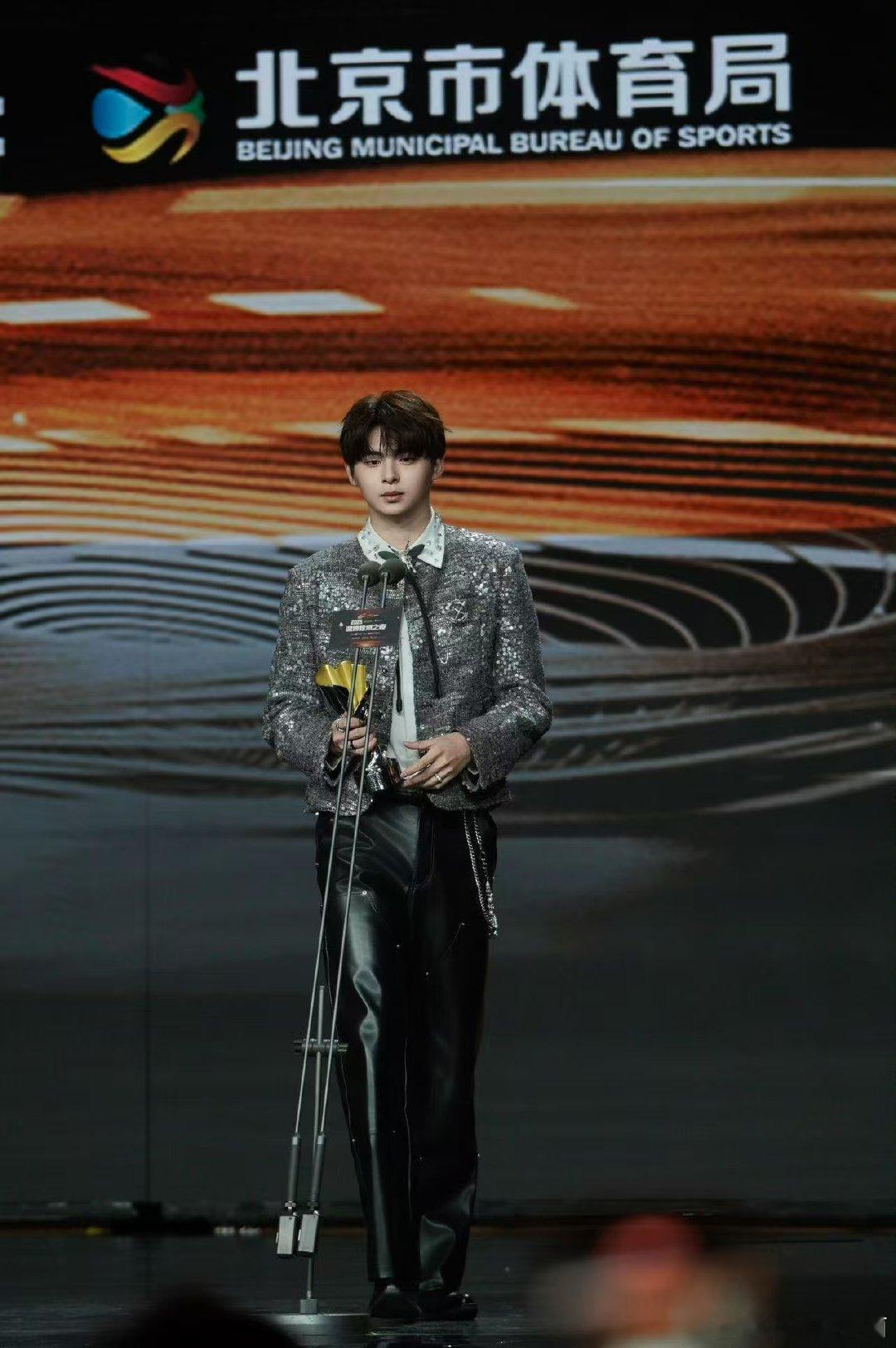 这就是我们伞兵！伞兵的人脉圈又添新成员，咱伞兵的人脉圈是越扩越广，赛场外的人缘和