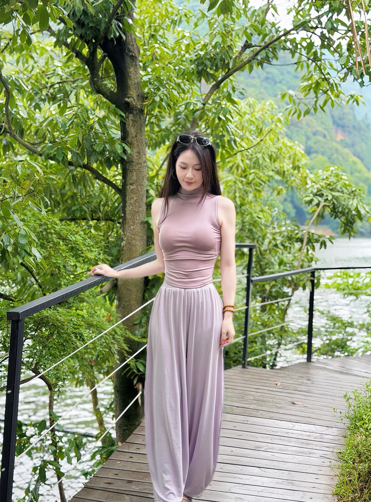 她靠在栏杆上，享受着自然风光。
