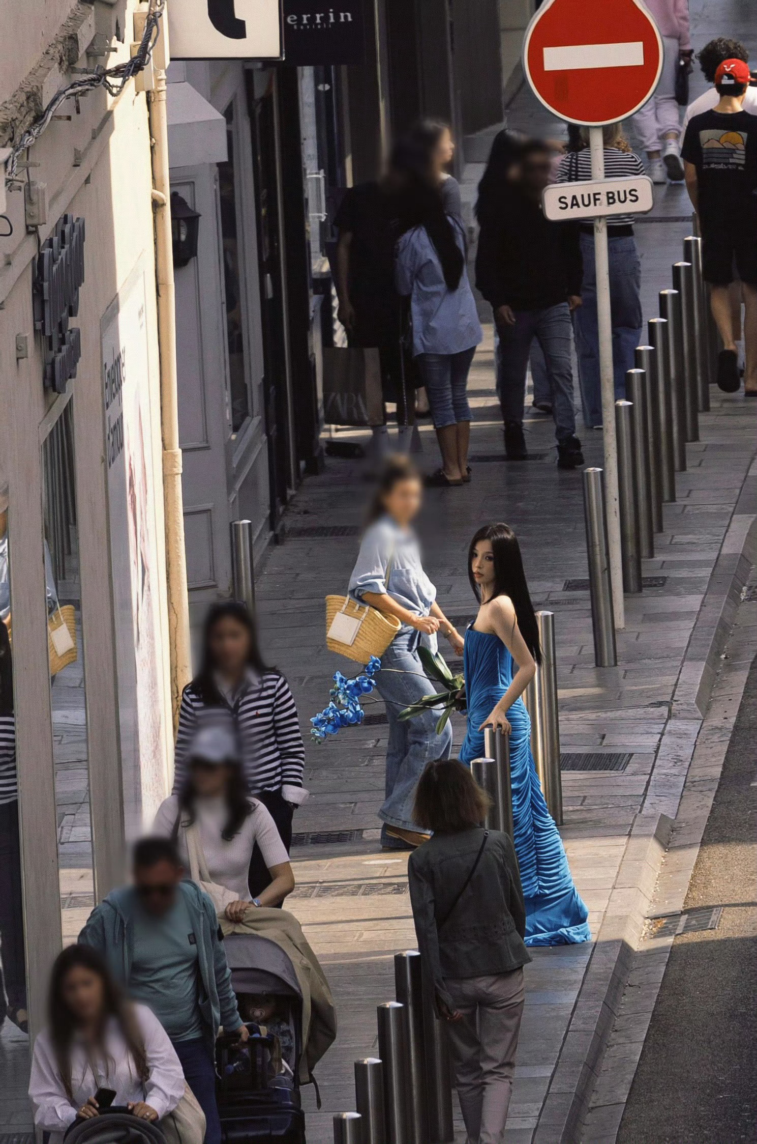 虞书欣湖蓝亮色长裙虞书欣完全女神降临来听新歌～ 