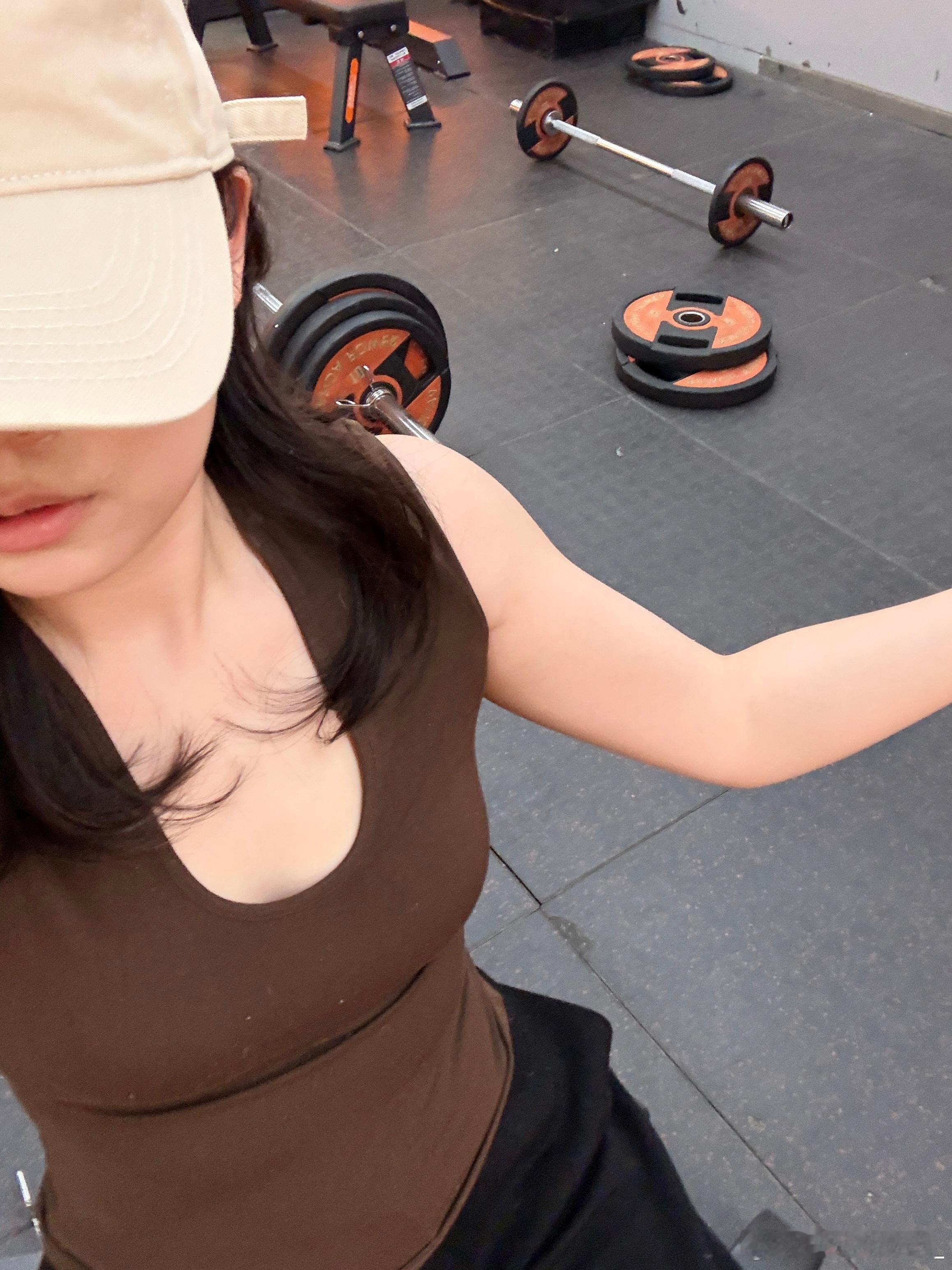 这个天气还坚持去健身房的人做什么都会成功的 