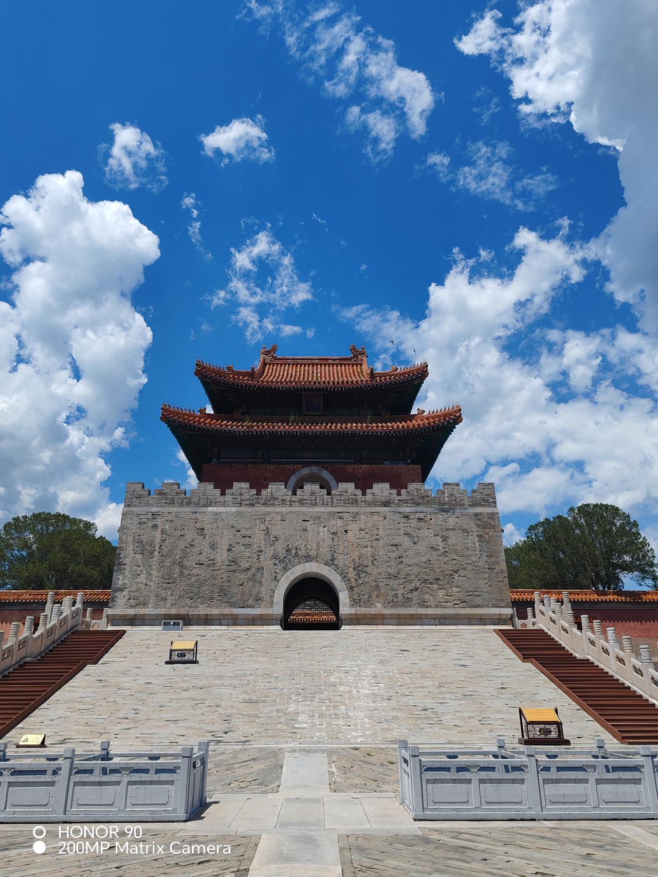 清西陵
踏入河北易县永宁山下的清西陵，最先触动内心的并非殿宇的辉煌，而是万亩古松