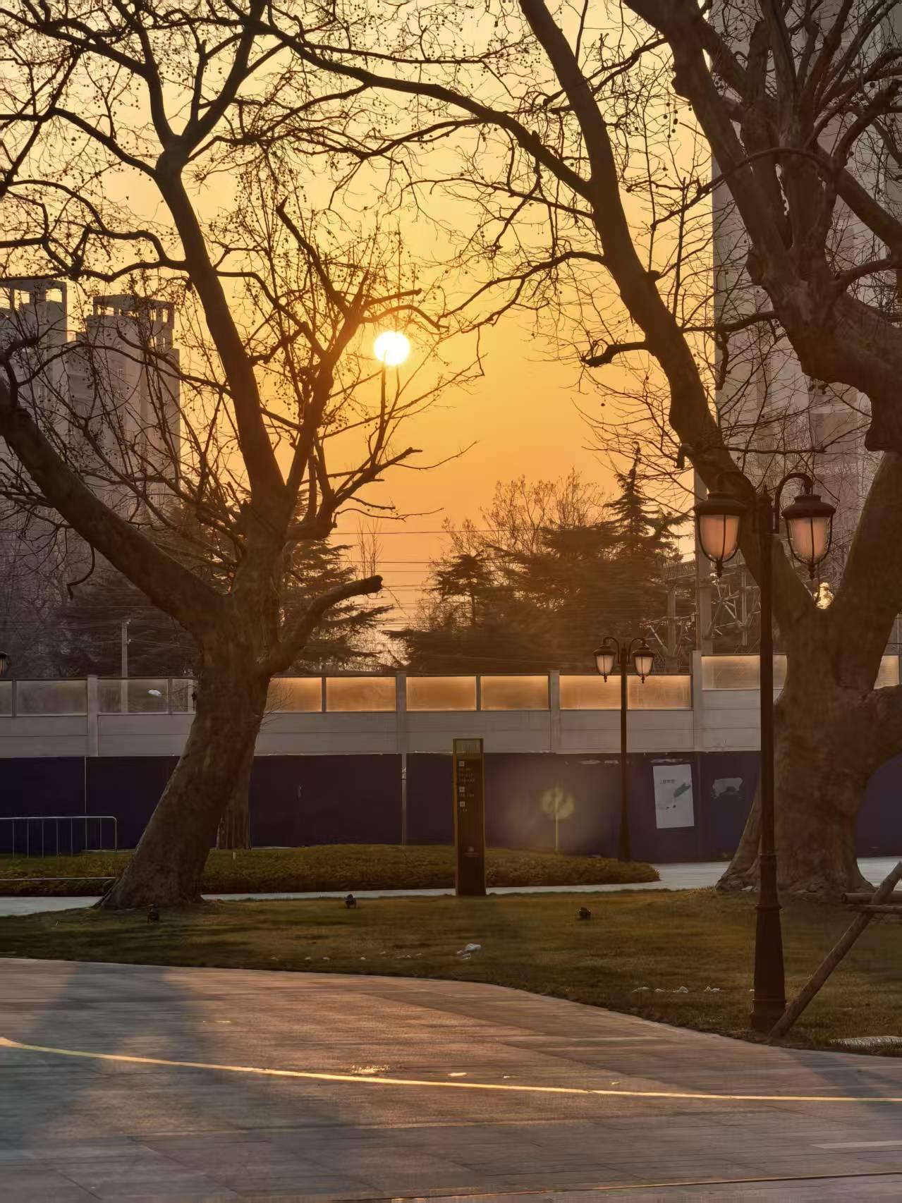 赞夕阳之美
我今天又发夕阳红了，朋友们看昨天夕阳美不美。
夕阳的余晖照亮了整个天